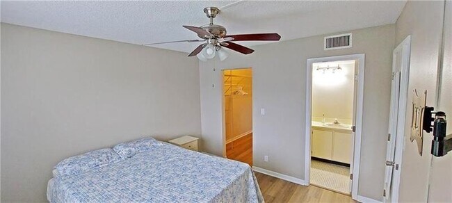 Building Photo - 2108 S Cypress Bend Dr