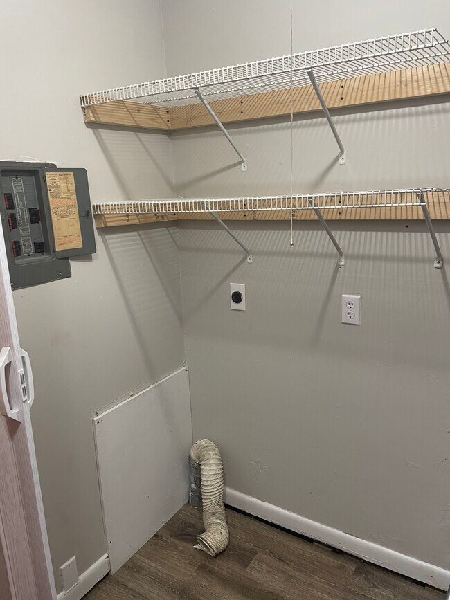 Building Photo - 1618 Maxen Dr