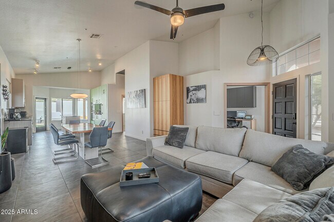 Building Photo - 9102 E Siesta Ln