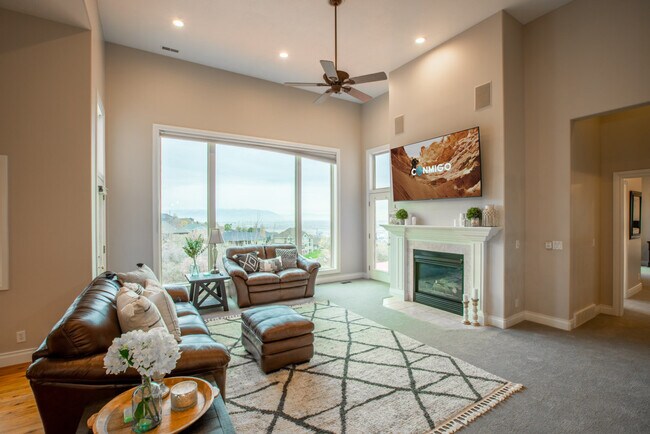 Building Photo - 678 Scenic Hills Dr