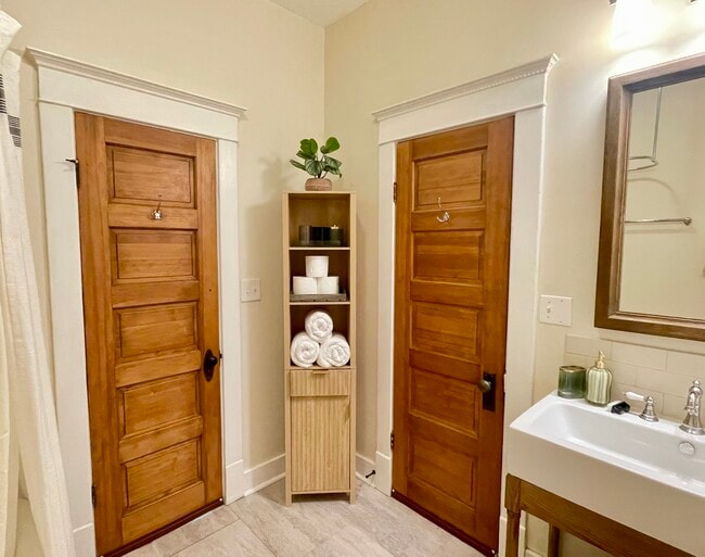 Building Photo - 348 Collyer St