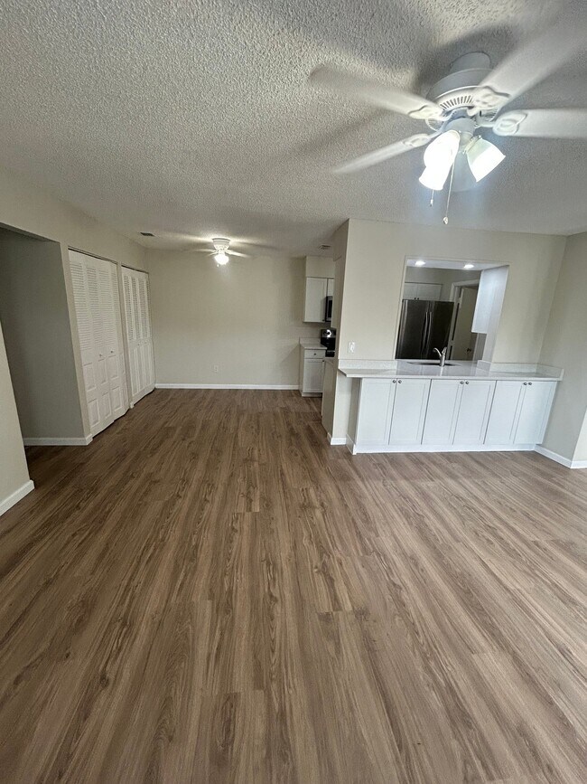 Building Photo - 4015 Cinnamon Cir
