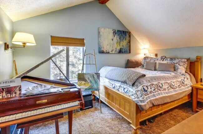Building Photo - Lovely Home: 2BR+Bonus at Cul-De-Sac in Gr...