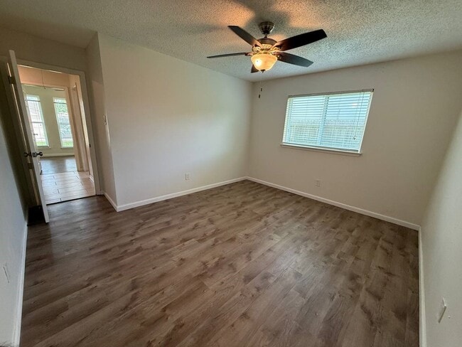 Building Photo - 646 Fair Oak Dr