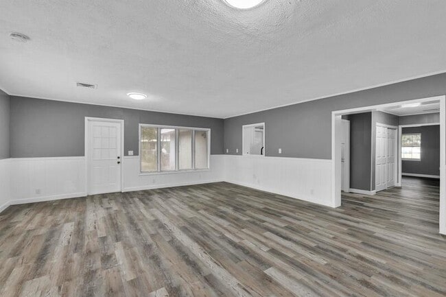 Building Photo - 815 Sherwood Dr