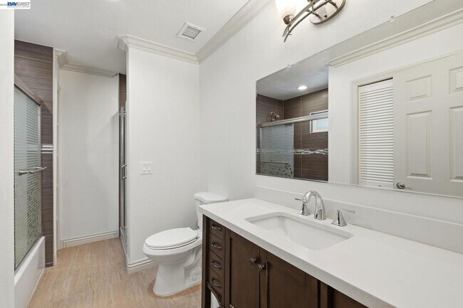 Building Photo - 325 Goshen Ct