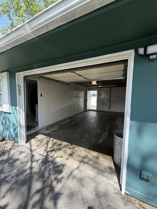 Building Photo - 2504 Campbell Dr