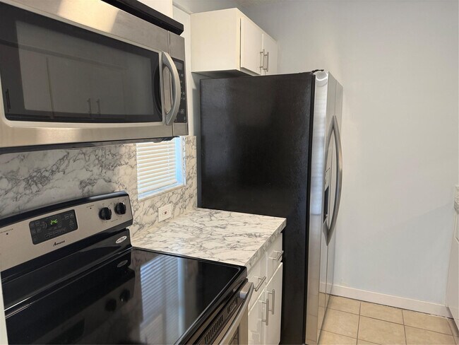 Building Photo - 9930 Twin Lakes Dr