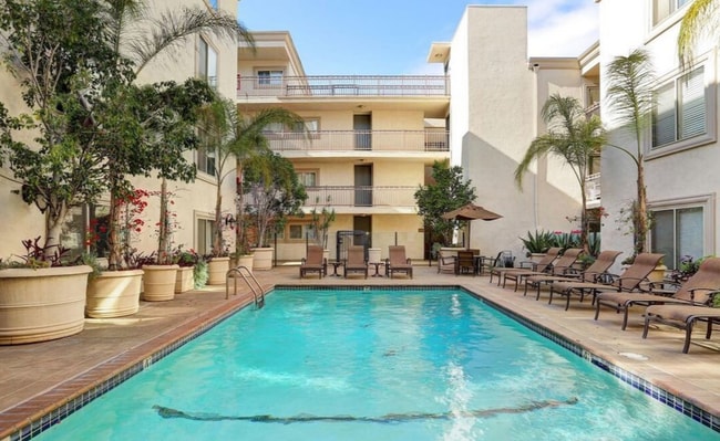 Building Photo - Highly desirable Rob Clark building one of the most walkable neighborhoods in LA