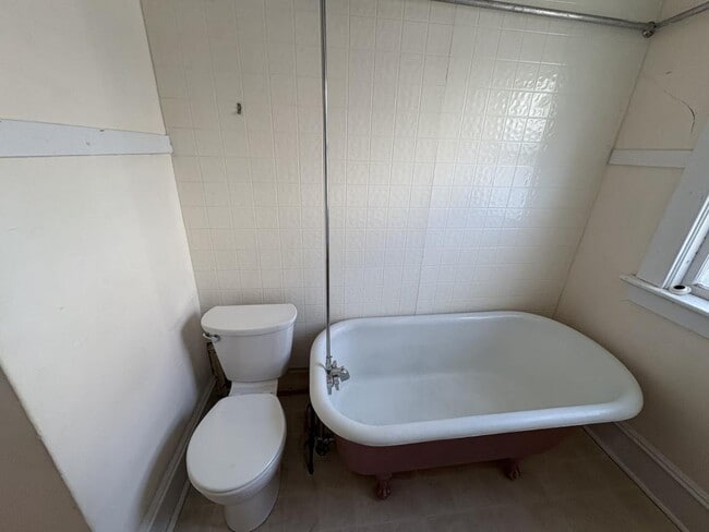 Building Photo - 48 Monroe St