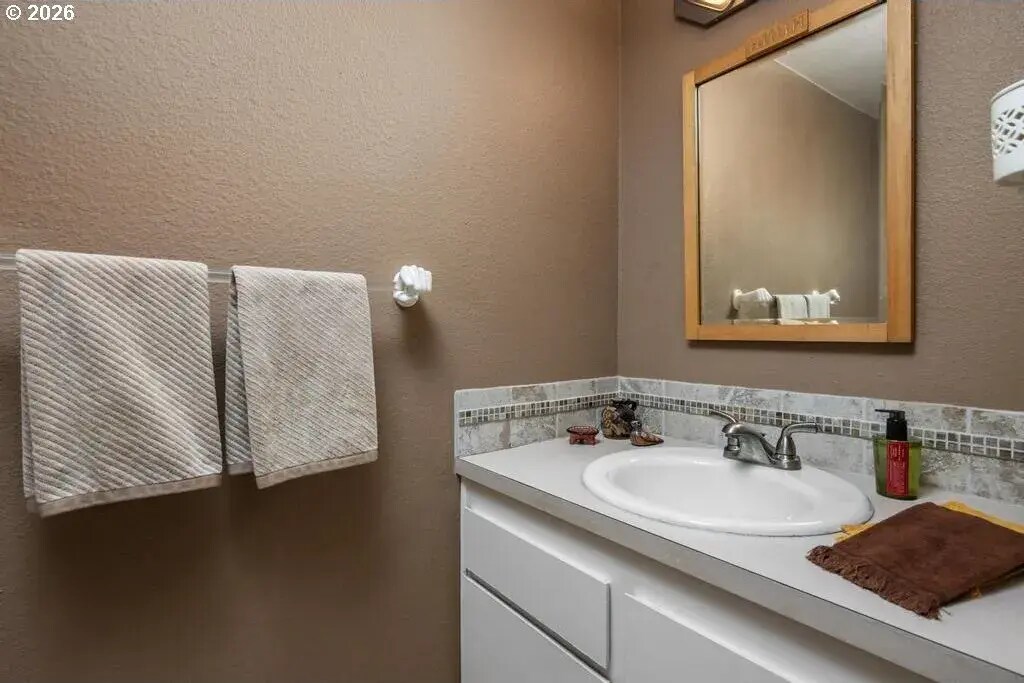 Building Photo - 1655 NW Lakeway Ln