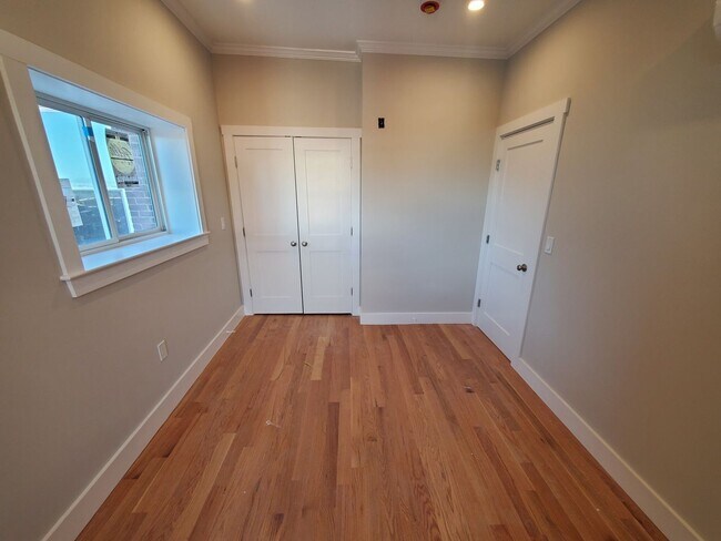 Building Photo - Charming 3 Bedroom-