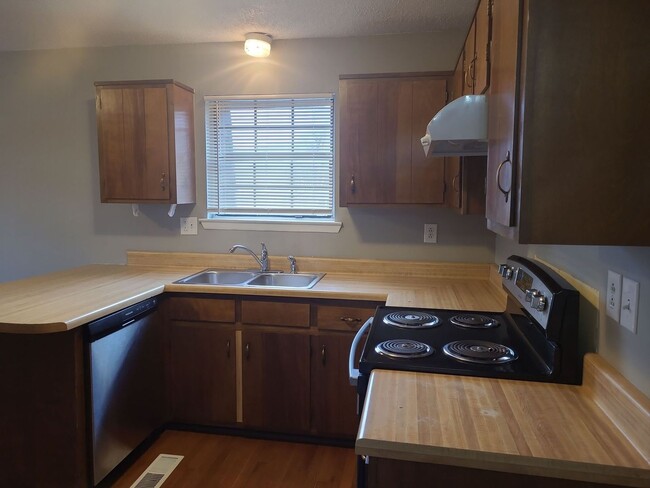 Building Photo - Now Available! 1 bedroom 1 bathroom in Ros...