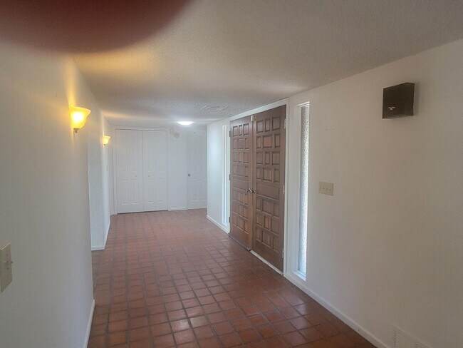 Building Photo - 3 Bed 2.5 Bath Spanish Style Home