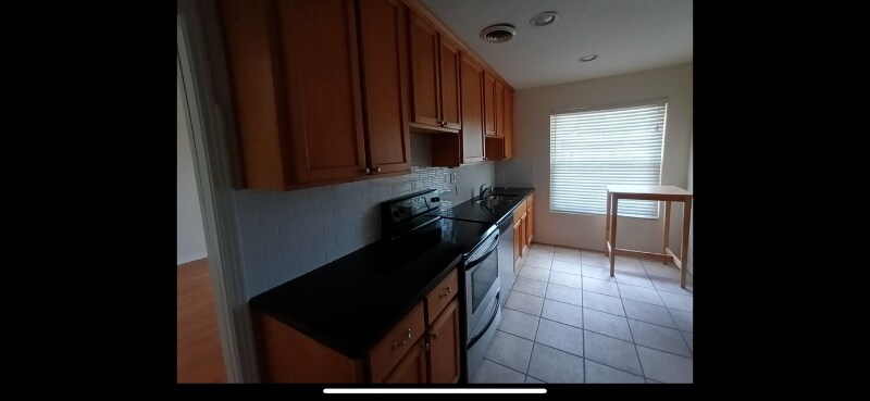 Building Photo - 2943 St Johns Ave