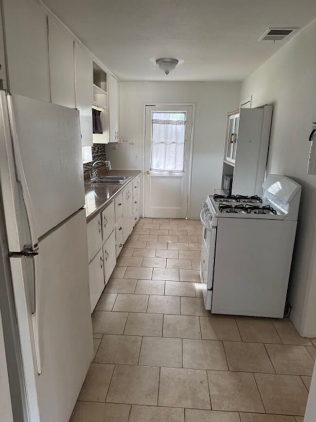 Building Photo - Charming 2 Bedroom 1 Bath Home In Mayer!