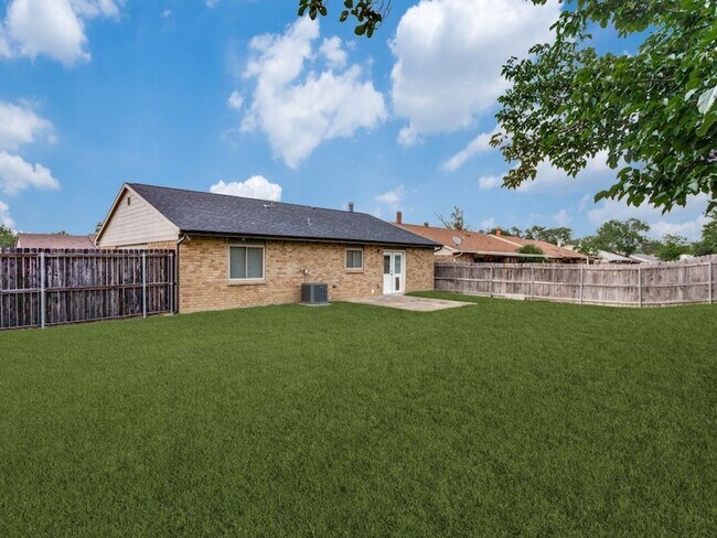 Building Photo - 6900 Sandstone Ct