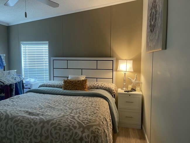 Building Photo - 817 Sunglow St