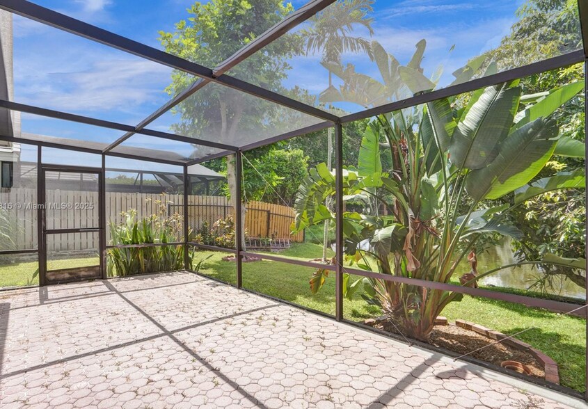 Building Photo - 8820 Woodside Ct