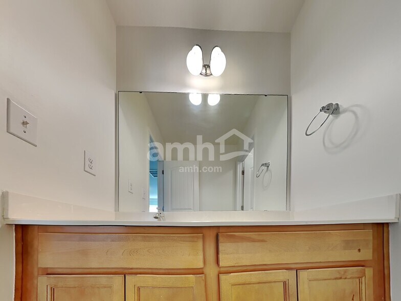 Building Photo - 185 Clubhouse Dr