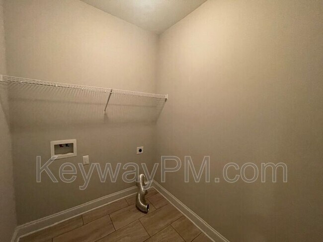 Building Photo - 728 Tree Top Trl