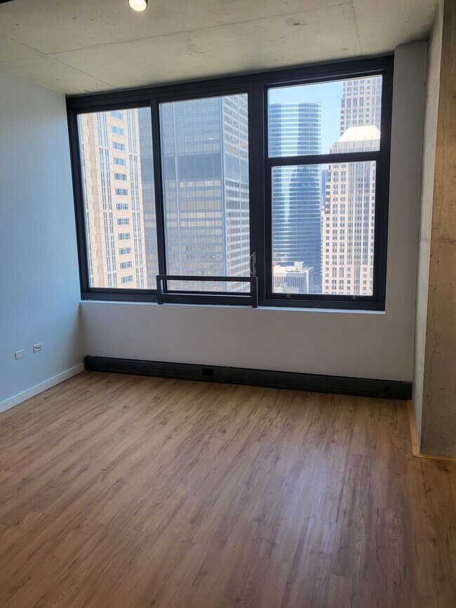 Building Photo - 235 W Van Buren St