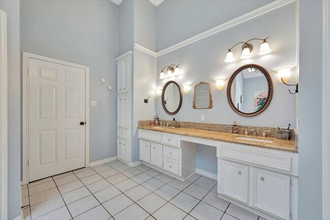 Building Photo - 15402 Willow Shores Dr