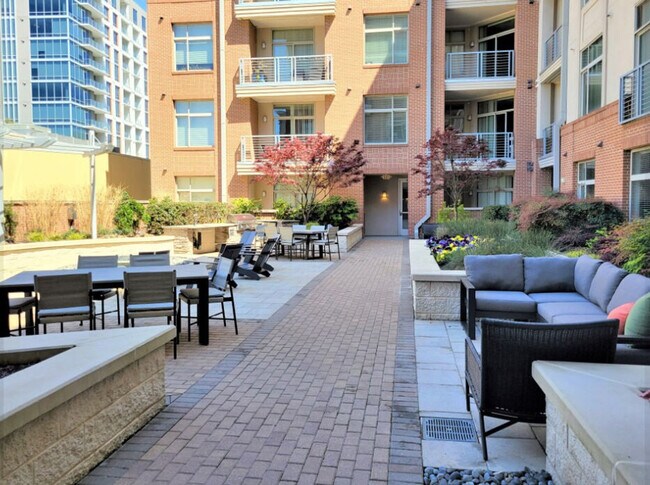 Building Photo - 425 W 5th St