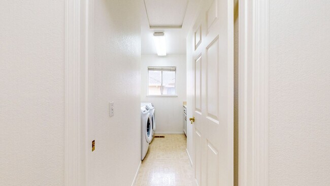 Building Photo - 7971 Oakmont Dr