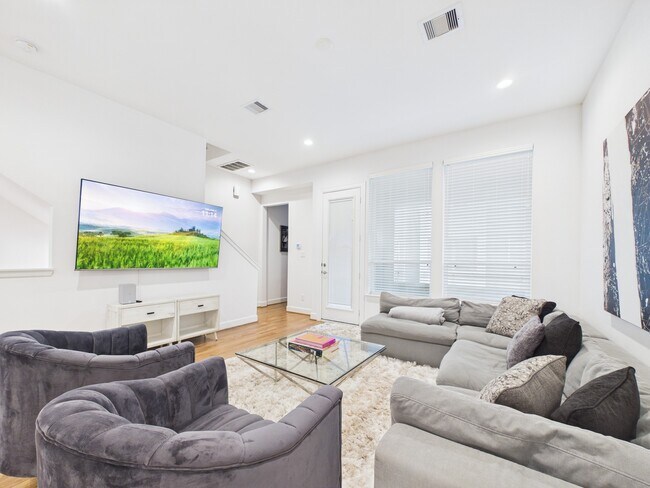 Building Photo - 2711 Clinton Dr