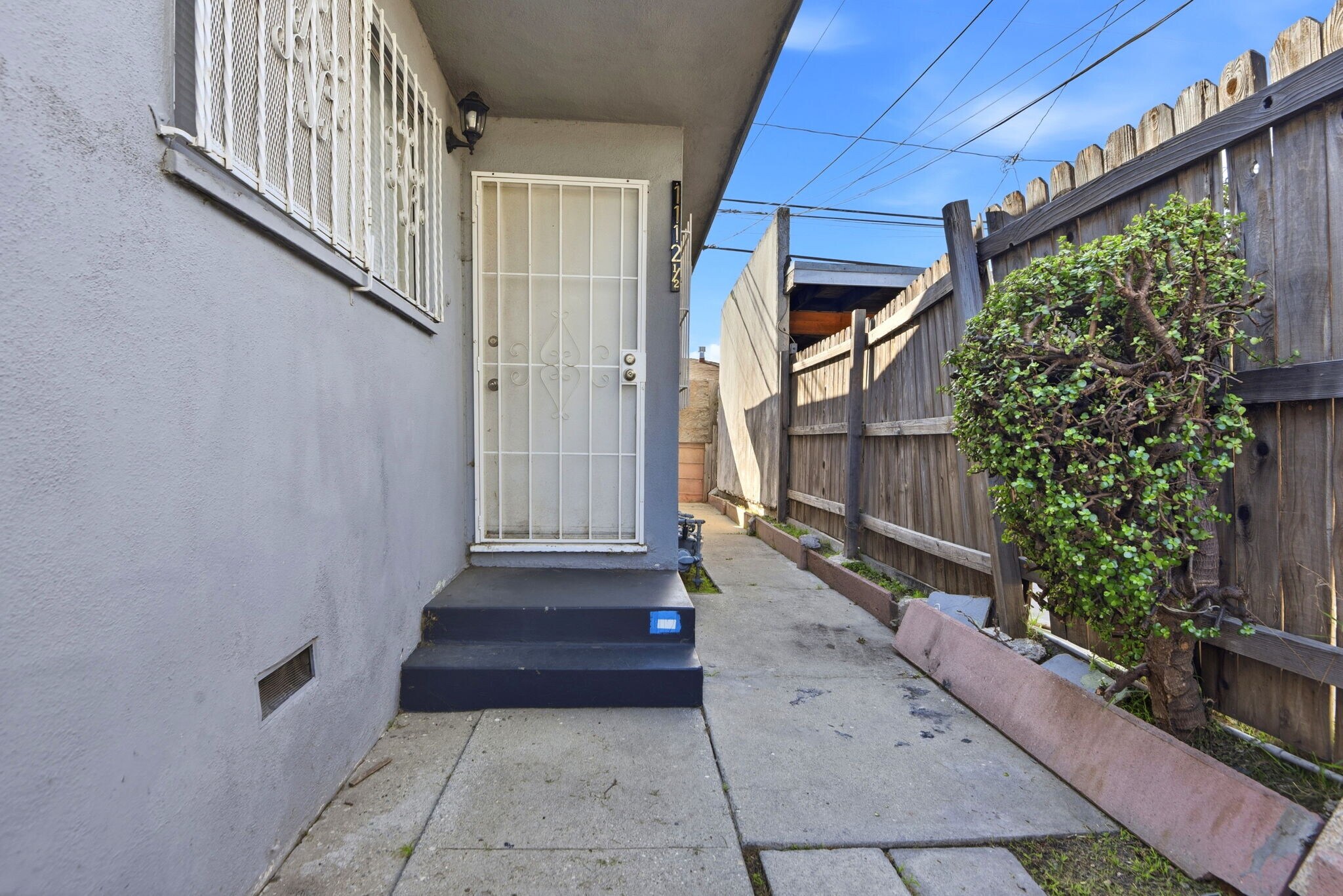 Building Photo - 1112 W 92nd St