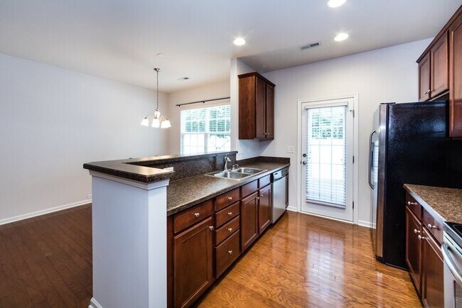 Building Photo - Beautiful 3BD/2.5BA Townhome in the Lions ...