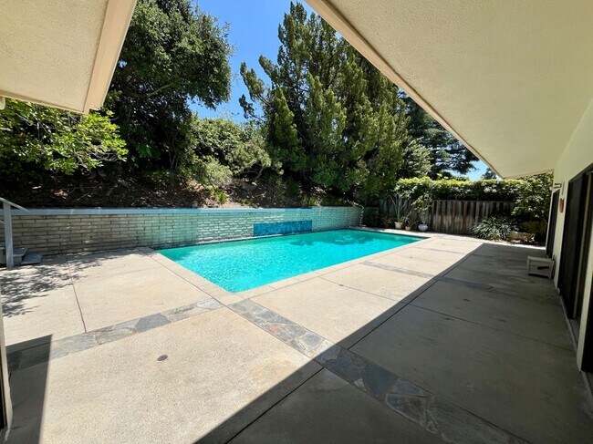 Building Photo - 16641 Park Ln Cir