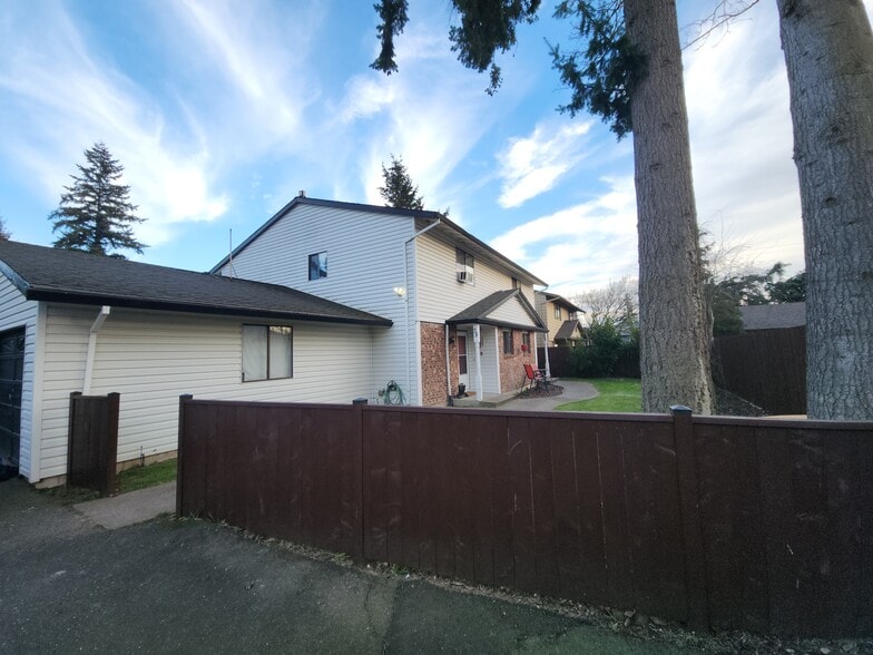 Building Photo - 38 NE 143rd Ave