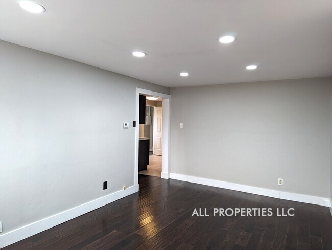 Building Photo - 1005 Newton St