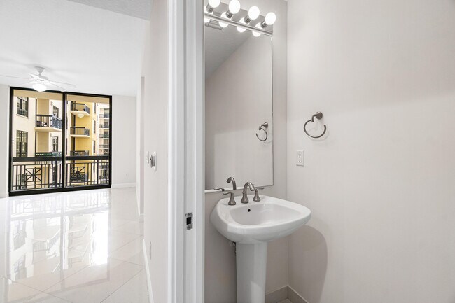 Building Photo - 701 S Olive Ave