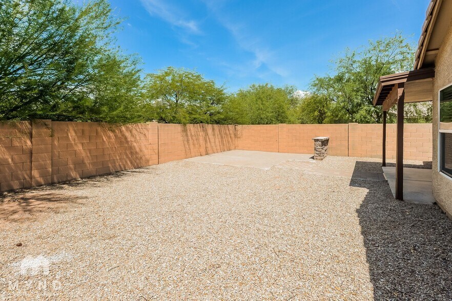 Building Photo - 4712 E Silverbell Rd