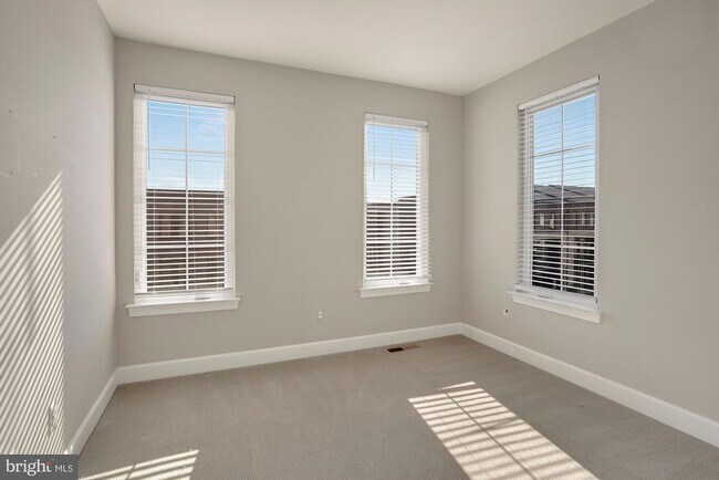 Building Photo - 23110 Lavallette Square