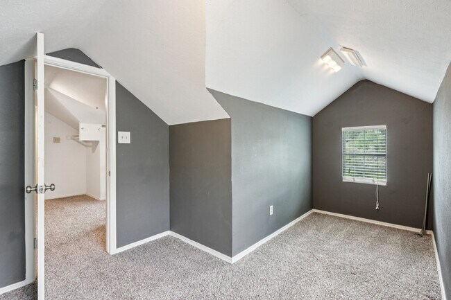 Building Photo - 4016 Willow Ridge Dr