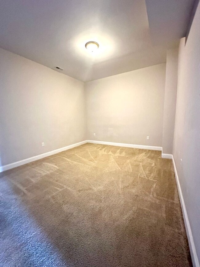 Building Photo - End Unit Townhouse for Rent in Crescent Ridge