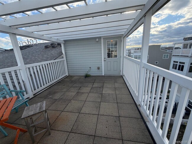 Building Photo - 70-24 Sandy Dune Way