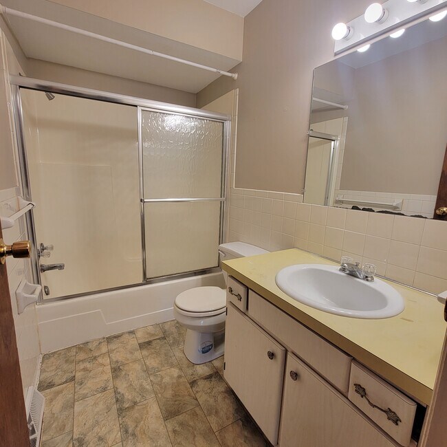 Building Photo - 1359 Chippewa Dr