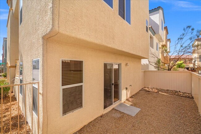 Building Photo - Spacious 3 bth Upstairs Plus Loft Bedroom, New Floors, New paint, No Carpet