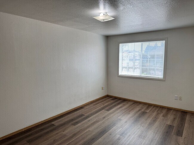 Building Photo - Freshly recently updated 3-bedroom 2-bathroom duplex with garage!