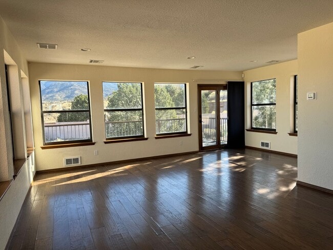 Building Photo - Glenwood Hills Luxury Home