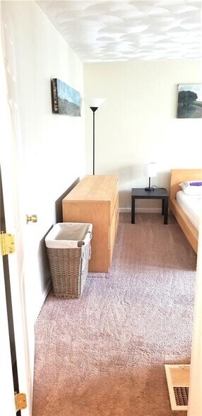 Building Photo - 8 Slocum St