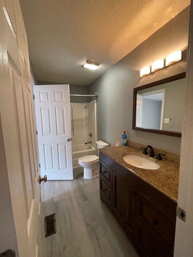 Building Photo - City of Maryville 1 bedroom with garage Call Ed Johnson 865-924-5045 or Debra Johnson 865-591-8281