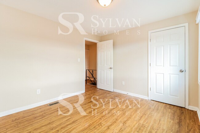 Building Photo - The living is easy in this lovely 3 bedroom