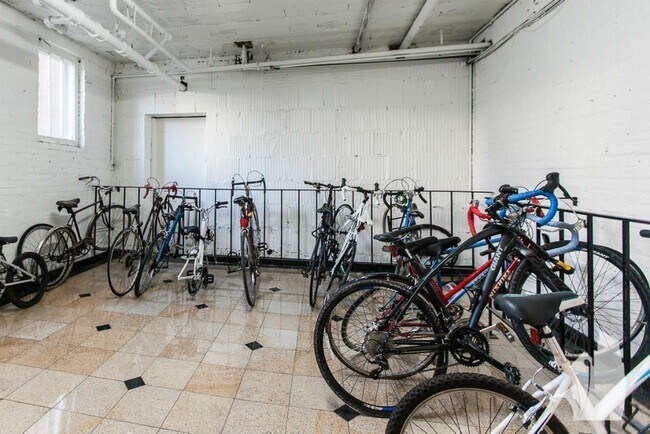 Building Photo - 834 W Waveland Ave