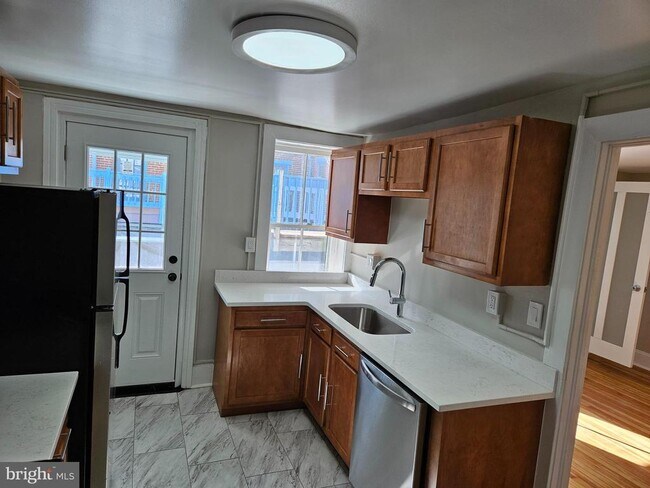 Building Photo - 334 N Market St